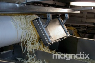 Magnetplatte – Trennung von Metallen aus Kartoffelchips.