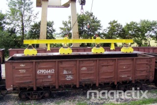 Entladen von Eisenbahnwaggons mittels Elektromagneten.